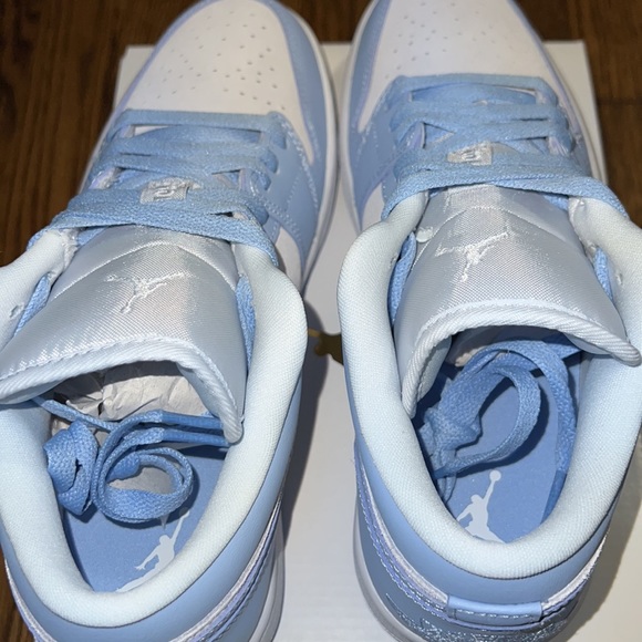 Women’s Air Jordan 1 Low - Picture 4 of 7